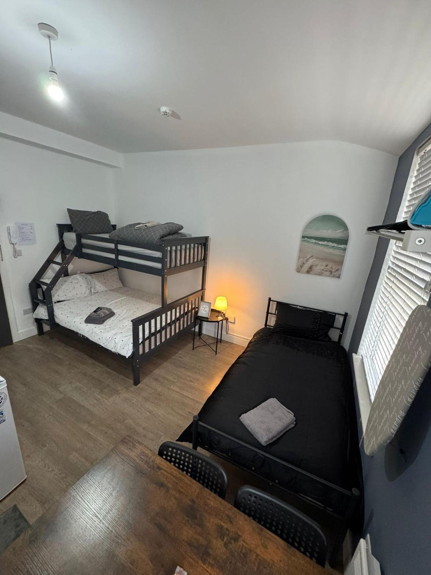 Halloway Guest 54 London